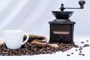 granos de café tostados y un molinillo de café vitage
