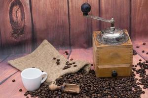 granos de café tostados y un molinillo de café vitage