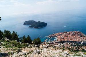 Vista desde el monte sdr en otok lokrum, isla cerca de dubrovnik croacia foto