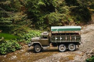 camión soviético en las montañas de los Cárpatos transporta personas en excursiones. foto