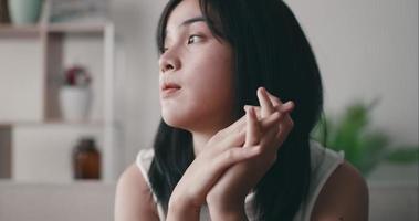 Mujer triste y deprimida pensativa asiática sentada sola en casa video
