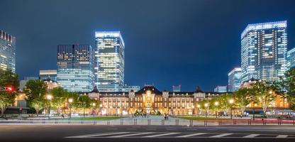 horizonte de la ciudad de tokio en la estación de tren foto