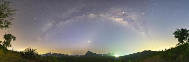 Vía Láctea sobre samed nang nee, provincia de Phang Nga, Tailandia foto