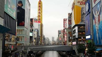 persone affollate lasso di tempo a namba market street a osaka, giappone video