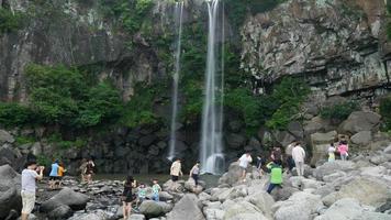 Timelapse Jeongbang Wasserfall auf der Insel Jeju, Südkorea video