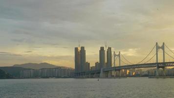 time-lapse gwangan strand met gwangan brug in busan, zuid-korea video