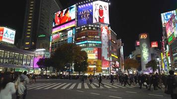 trångt folk på shibuya -området i Tokyo, Japan video