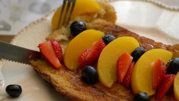 French Toast mit Pfirsich, Erdbeere und Blaubeeren video