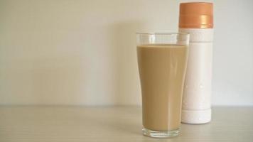 verre à café au lait avec bouteille video