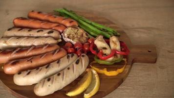 Grillwurst mit Gemüse video