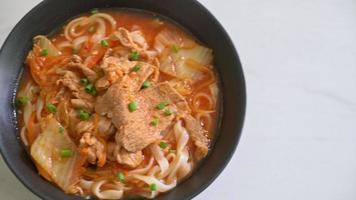 koreanische Udon-Ramen-Nudeln mit Schweinefleisch und Kimchi - koreanischer Essensstil video