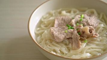 Fideos udon ramen caseros con carne de cerdo en sopa clara video