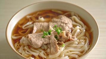 hausgemachte Udon-Ramen-Nudeln mit Schweinefleisch in Sojasuppe video