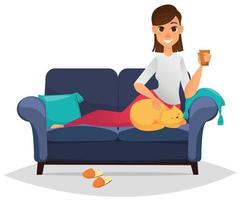 Mujer en un cómodo sofá sosteniendo la taza y acariciando a su gato vector