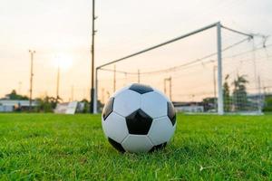 balón de fútbol en el campo de pelota foto