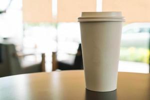 taza de café caliente en la cafetería foto