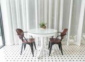 Decoración de interiores de mesa de comedor vacía en el comedor foto