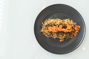 Espaguetis con salchicha japonesa tobiko - comida fusión foto