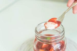 Panna cotta de postre casero con salsa de fresa foto