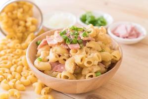 macarrones con queso y jamón en la mesa foto