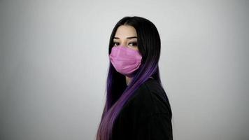 Frau mit Schutzmaske. Konzept des Gesundheits- und Sicherheitslebens. video