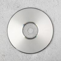 Plantilla de cd blanco realista sobre fondo de cemento blanco foto
