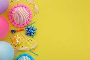 Fondo de feliz cumpleaños, decoración de fiesta colorida laicos plana foto