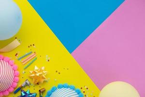Fondo de feliz cumpleaños, decoración de fiesta colorida laicos plana foto