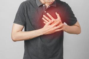 El hombre tiene dolor en el pecho que sufre de enfermedad cardíaca, enfermedad cardiovascular. foto