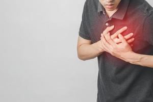 El hombre tiene dolor en el pecho que sufre de enfermedad cardíaca, enfermedad cardiovascular. foto