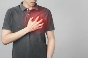 El hombre tiene dolor en el pecho que sufre de enfermedad cardíaca, enfermedad cardiovascular. foto