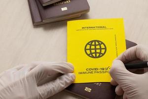 pasaportes de vacunas como prueba de que el titular ha sido vacunado foto