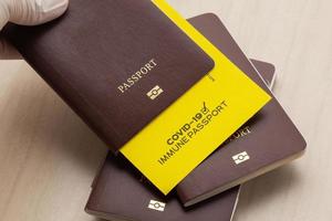 pasaportes de vacunas como prueba de que el titular ha sido vacunado foto