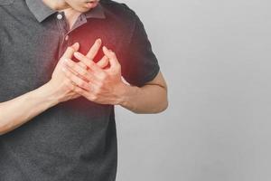 El hombre tiene dolor en el pecho que sufre de enfermedad cardíaca, enfermedad cardiovascular. foto