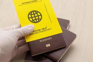 pasaportes de vacunas como prueba de que el titular ha sido vacunado foto