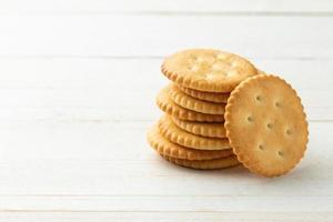 Galletas de galleta en el fondo de la mesa de madera foto