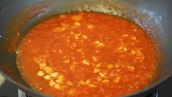 Salsa boloñesa cocida en una sartén para una deliciosa pasta casera en la cocina video