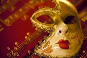Carnaval de Venecia teatro máscara y notas musicales.