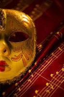Carnaval de Venecia teatro máscara y notas musicales.