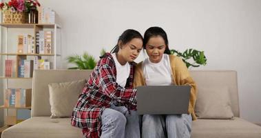 meninas gêmeas planejando trabalhar no laptop video