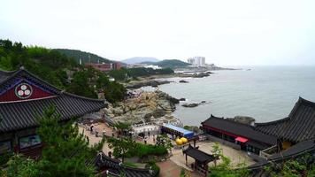 templo de haedong yonggungsa com mar em busan, coreia do sul video