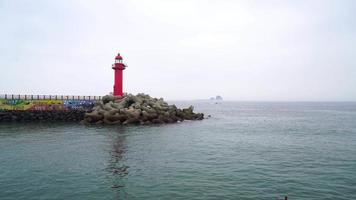 farol vermelho com mar oceano na coreia do sul video