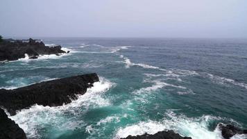 Côte de jungmun daepo falaise de jusangjeolli sur l'île de jeju, corée du sud video