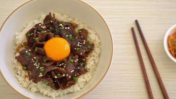rijst met varkensvlees met sojasmaak of donburi . van Japans varkensvlees video