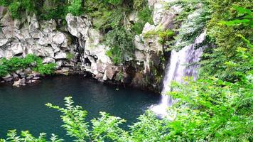 cachoeiras cheonjeyeon na ilha de jeju, coreia do sul