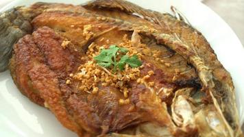 Fried sea bass fish with garlic video
