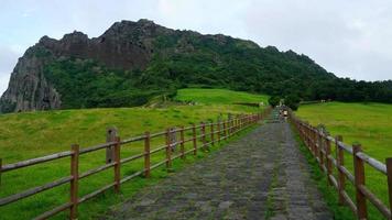 montanha de songaksan de lapso de tempo na ilha de jeju, coreia do sul video