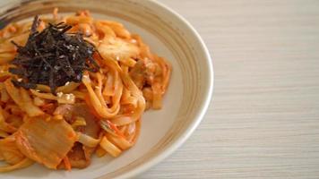 macarrão udon frito com kimchi e carne de porco - estilo coreano video