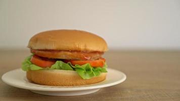 Hamburguesa de pollo con salsa en un plato video