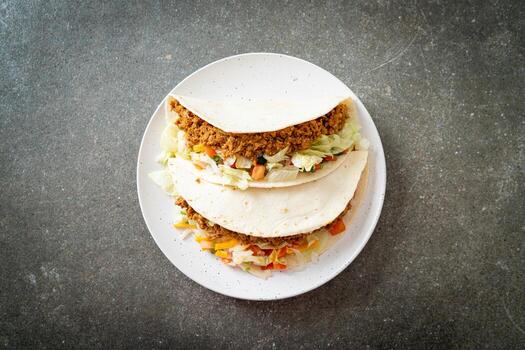 tacos mexicanos con pollo picado foto